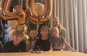 莫德里奇庆祝40岁生日,仍是巨星,一家5口高颜值,和娇妻很恩爱